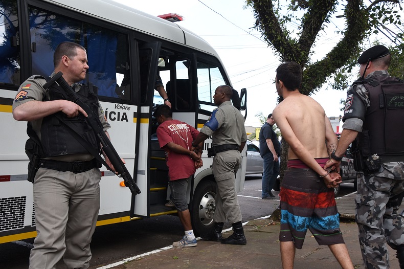 Sargento Severiano atuou nas prisões e conduziu os dez capturados em micro-ônibus