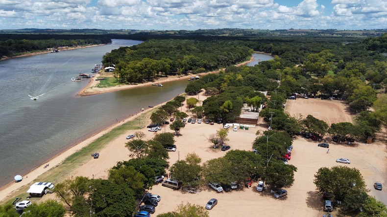 Nos Ingazeiros, a sombra e a disponibilidade de churrasqueiras atraíram muitos visitantes. O movimento de carros foi intenso