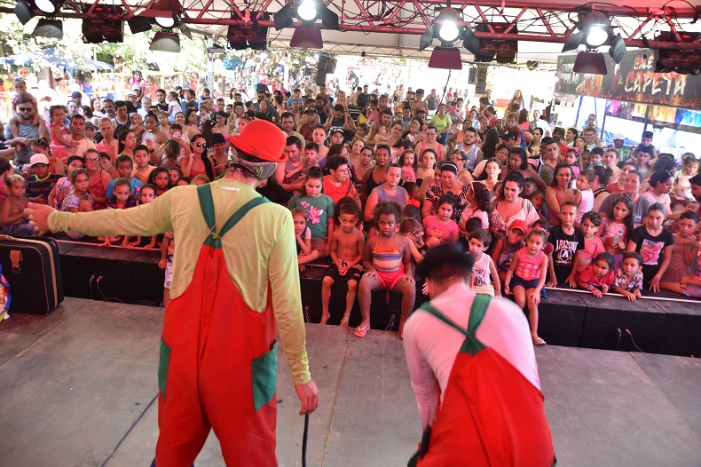 Show com personagens infantis foi uma das atrações e chamou a atenção das crianças