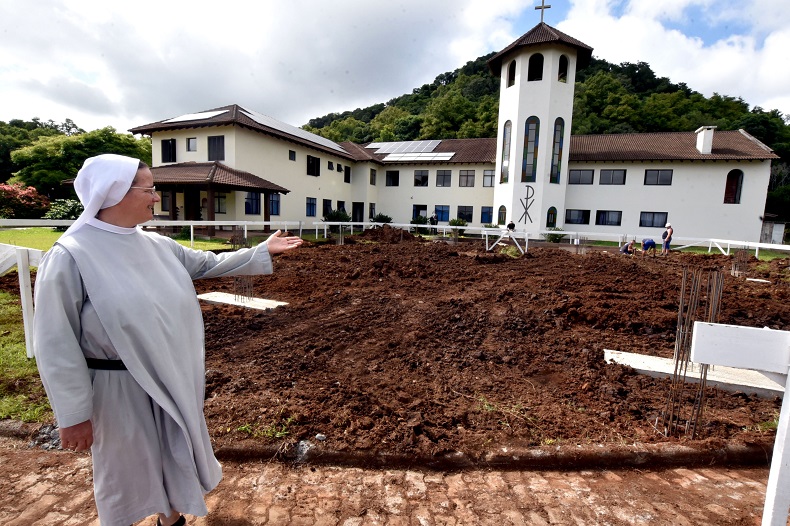 Irmã Roberta Peluso de Oliveira mostra o andamento da obra da igreja do Mosteiro da Santíssima Trindade, em Linha Travessa