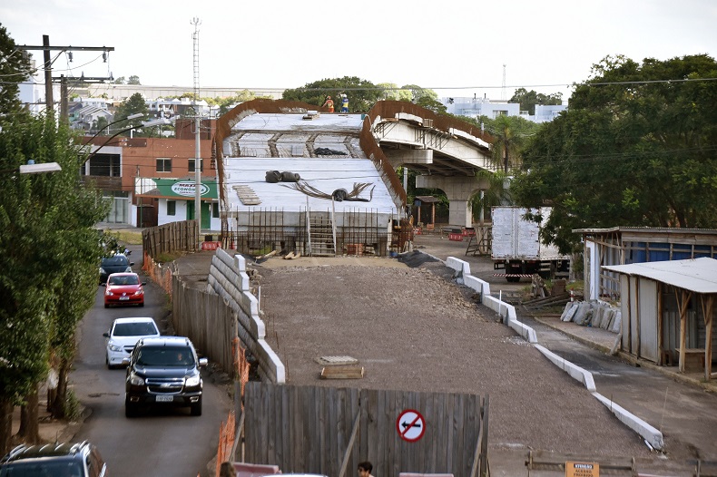 Com menos de 30% de obras a serem executadas, consórcio responsável pela construção do viaduto pediu para prorrogar prazos