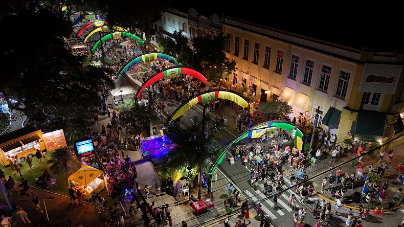 Público ocupou a região central de Santa Cruz do Sul na noite de sábado para aproveitar a quinta edição do Bailinho da Borges, que atraiu foliões de todas as idades e teve programação variada em dois palcos e pelas ruas