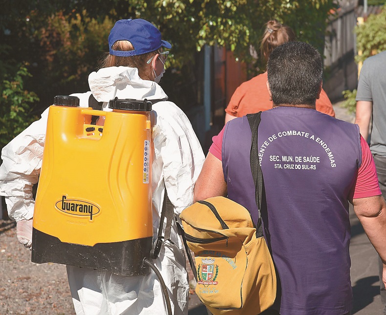 Nas visitas domiciliares são feitas ações de combate e também divulgadas orientações