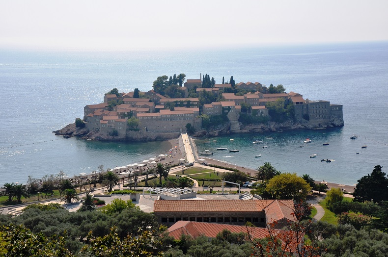 Uma paisagem que deslumbra turistas do mundo todo: Sveti Stefan abriga uma simpática aldeia próxima à cidade costeira de Budva